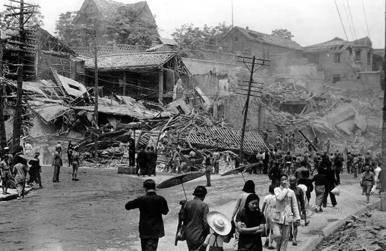 这是1939年6月的一个深夜，湖南平江嘉义镇。
​​就在半小时前，震惊中外的“平