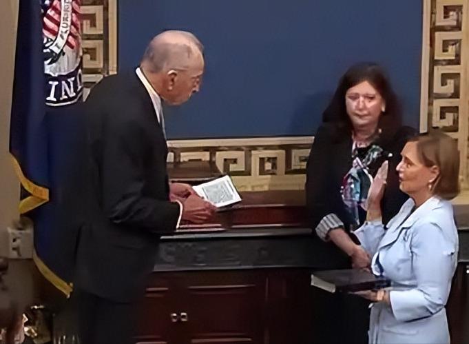 刚送走亲哥哥，她就直接坐上了美国参议员席位。

美国共和党资深参议员林赛·格雷厄