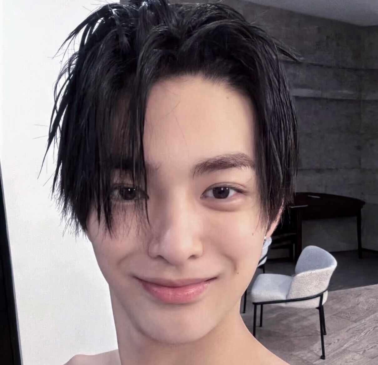 怒那偶来哩(•̀ω•́)
KEONHO
安乾镐
没有技巧就是硬帅