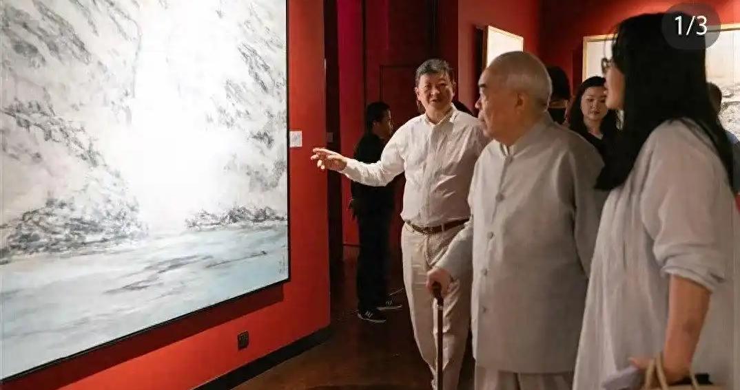 今年7月份，徐萌陪同范曾一起看展，当时还纳闷这个徐萌怎么长胖了这么多，而且没有不