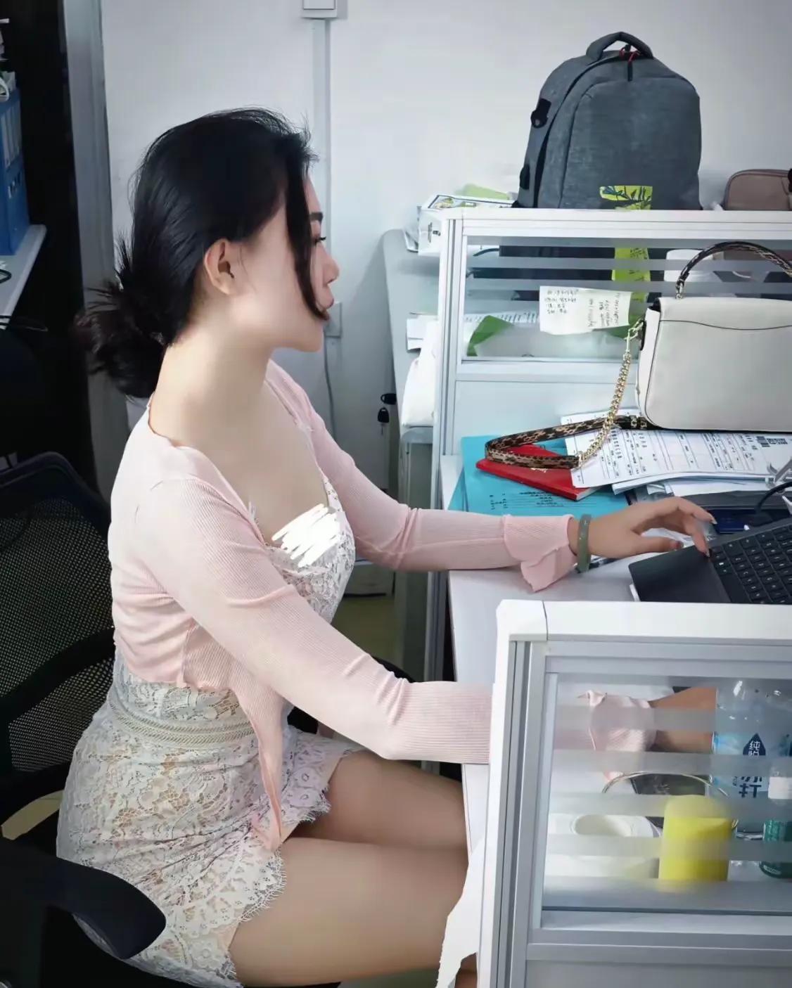 白衣素衣坐电脑，妙语连珠笑如花。
