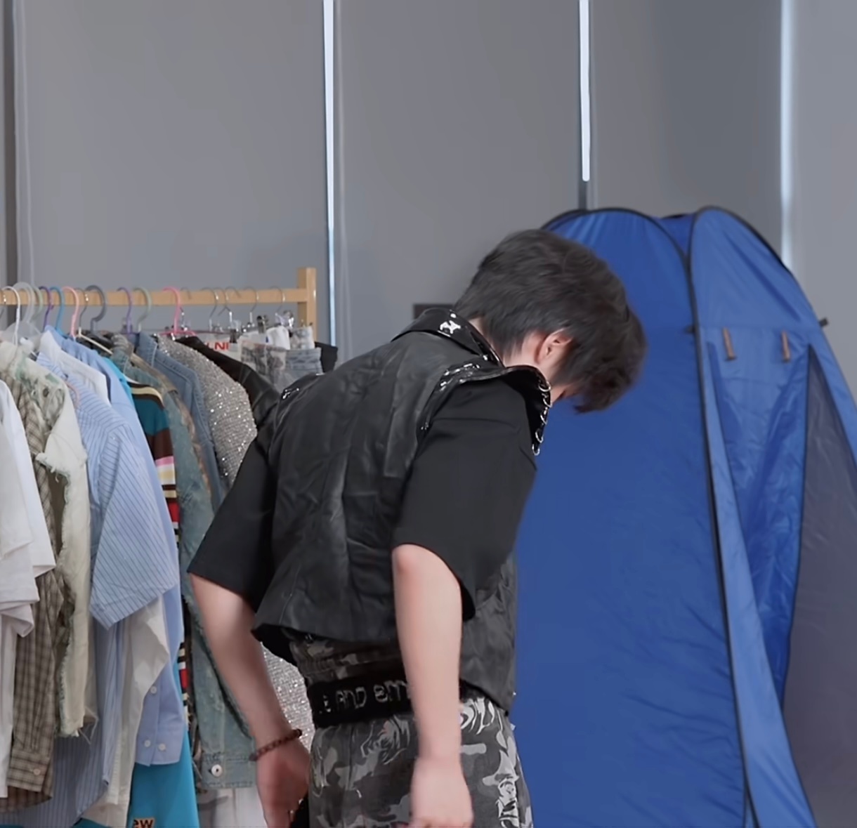 我知道我儿子vlog里搭衣服为什么执着于皮带了合着裤子会掉啊… 
