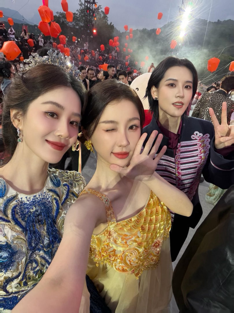 虞书欣刘诗诗陆柯燃同框合照👸 🐱 🤴 