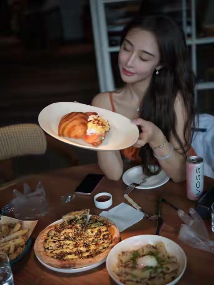 深夜食堂的美味诱惑，披萨、炸鸡、甜点，满足你的味蕾！🍕🍗🍰
