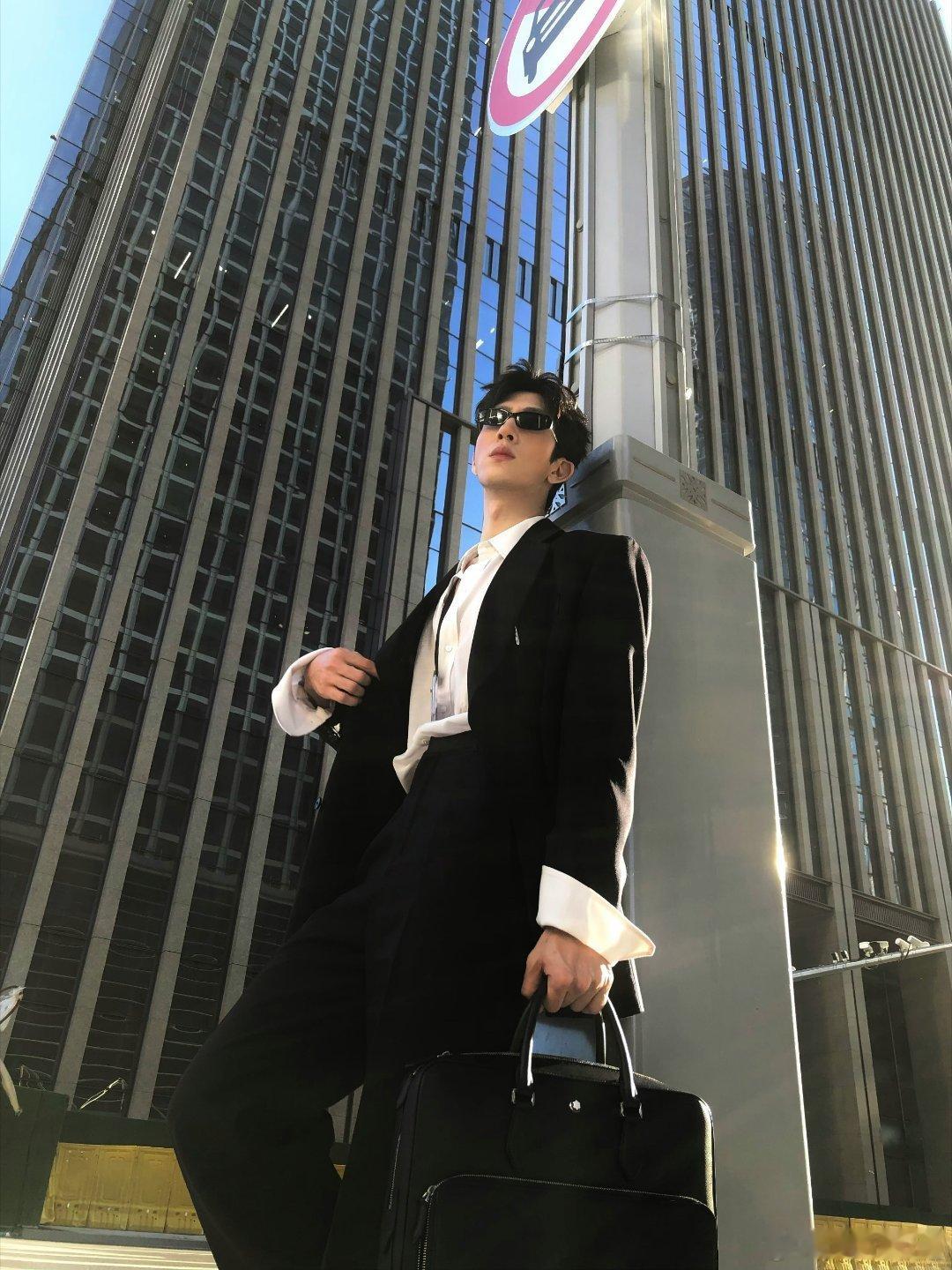 井柏然Luke国贸下班大片真的帅到我失语了！黑西装微敞白衬衫，走在国贸扶梯上的样