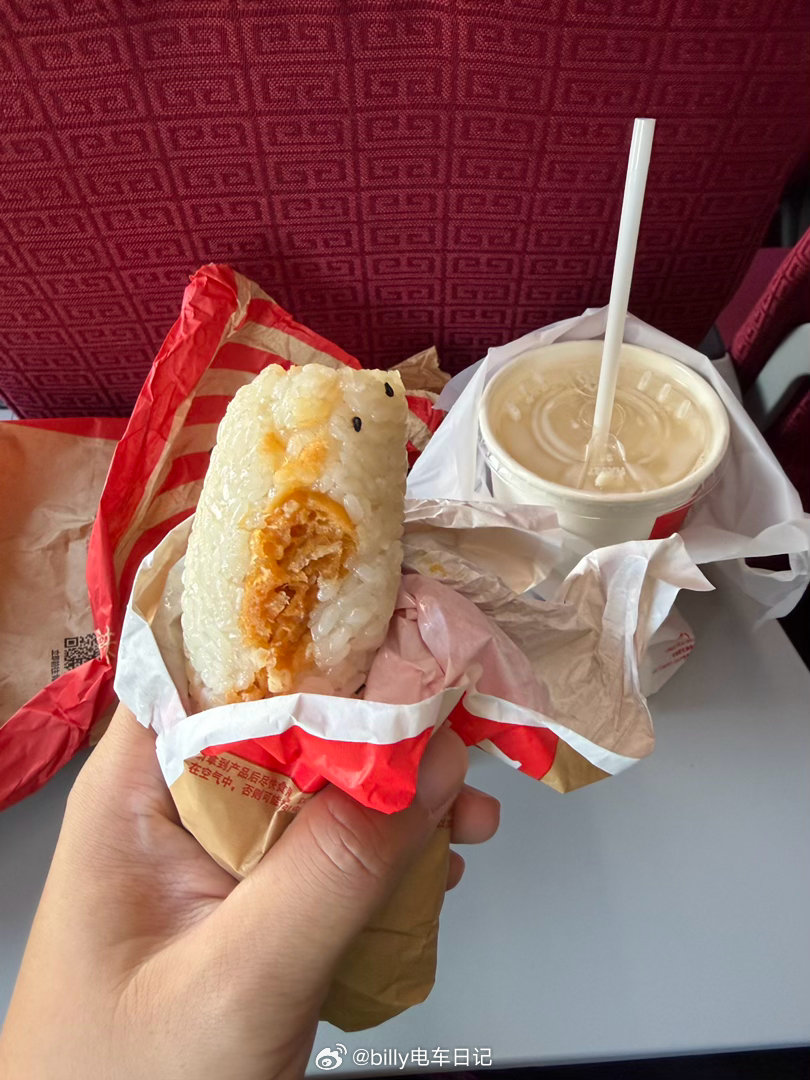 今天得靠这一根饭团和一杯豆浆熬到下午三点落地了谁能想到来自省会的航司居然是联航…