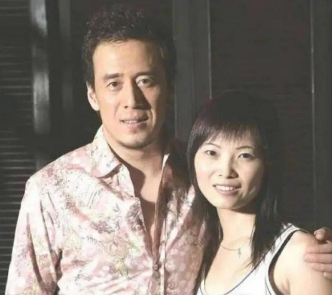 1996 年白雪决定结束和杨坤的恋情，二人分开的那一刻，她扯下脖子上的项链递给杨