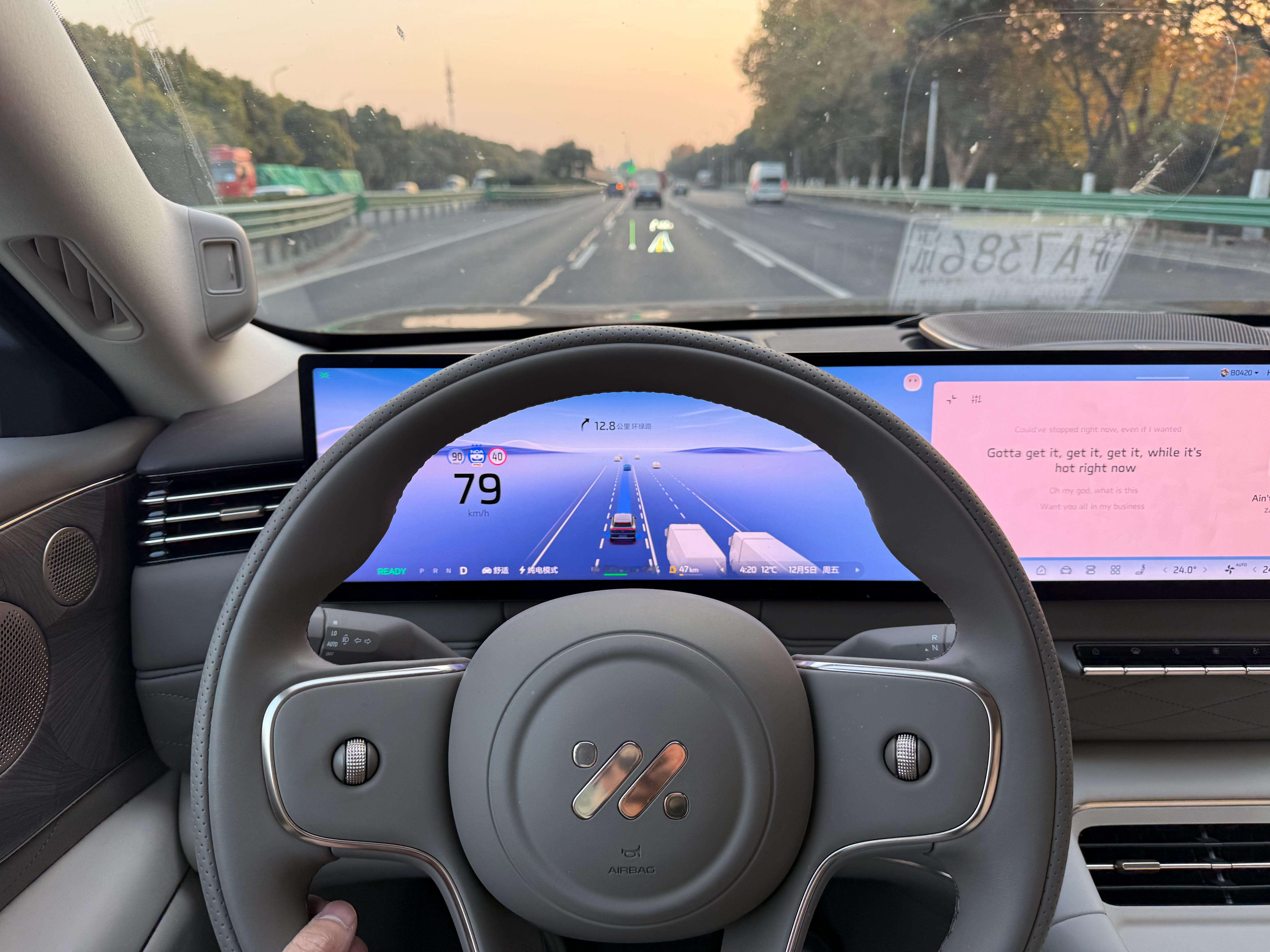 这个全幅方向盘确实会挡屏幕但并不会挡信息心想智己难道为全幅和半幅做了两套UI设计