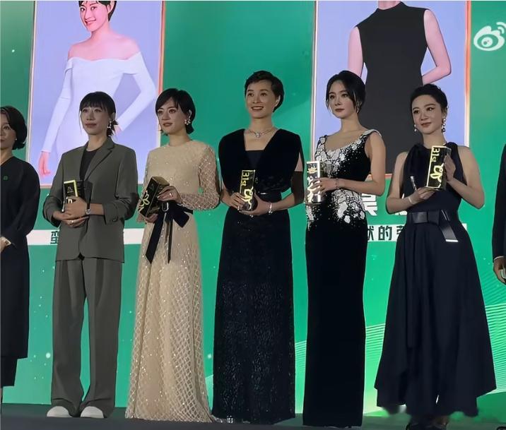 我们幂幂一晚上仿佛有少女心事，从未展颜一笑，真怕她又来个“好突然、好震惊、好无奈