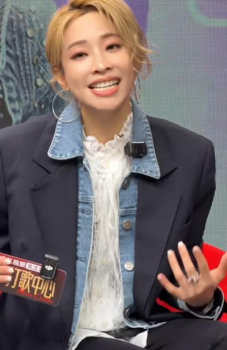 原来袁咏琳才是被唱歌耽误的网球选手袁咏琳郑钦文双强同框 郑钦文在场上赢，袁咏琳在