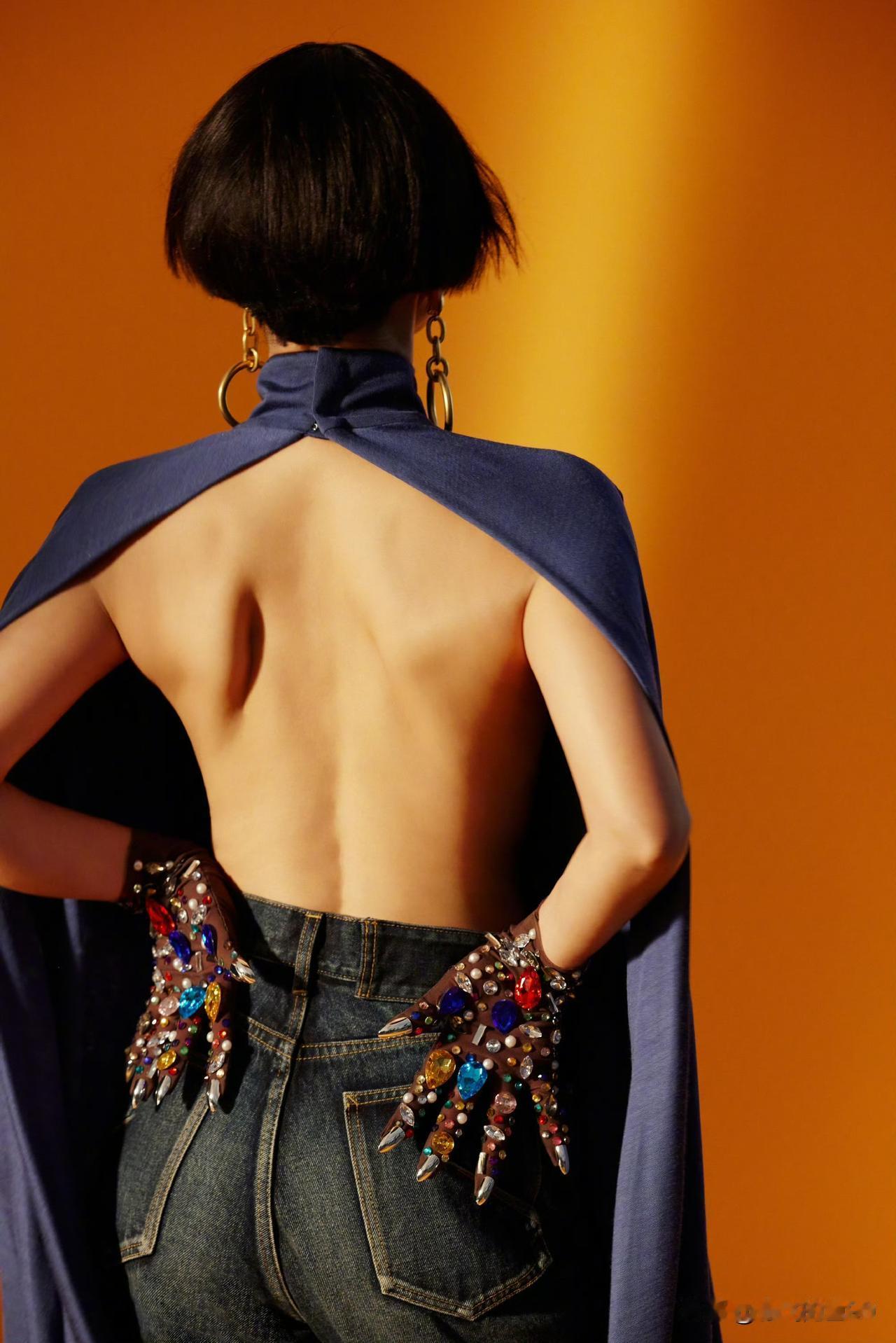 周迅不愧是人间精灵，52岁有这样的身材，这样的美背，这样会发光的眼睛，会治愈人的