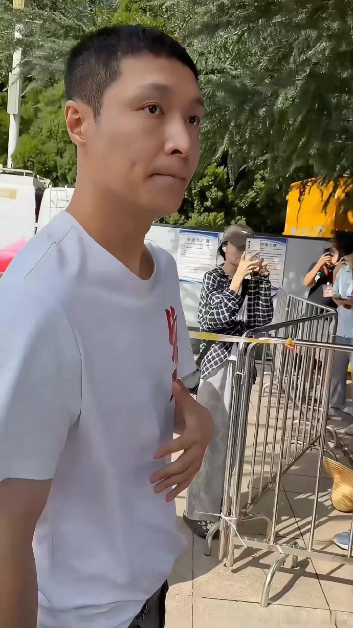 张艺兴为新电影剃寸头张艺兴寸头硬汉 谁被张艺兴寸头造型惊艳到！新电影《绽放》开机