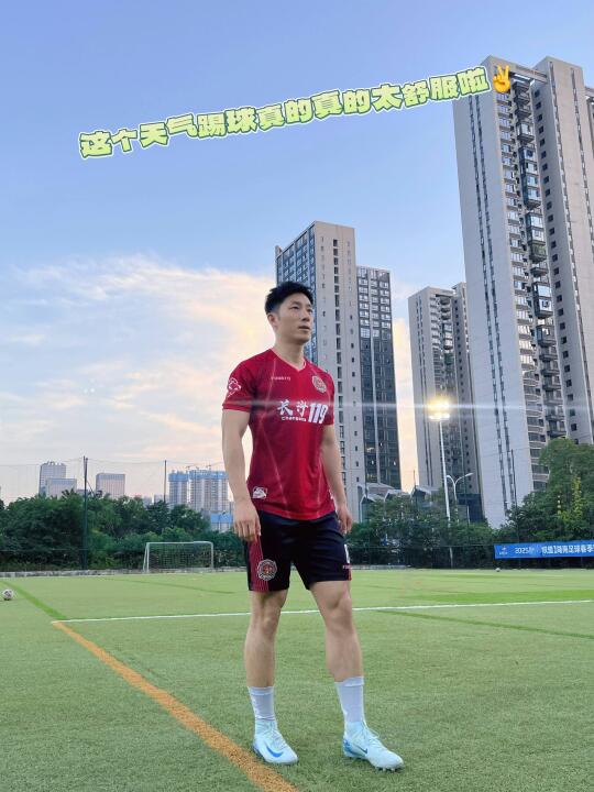 40岁大叔的自律日常｜天气好就出去踢球⚽️