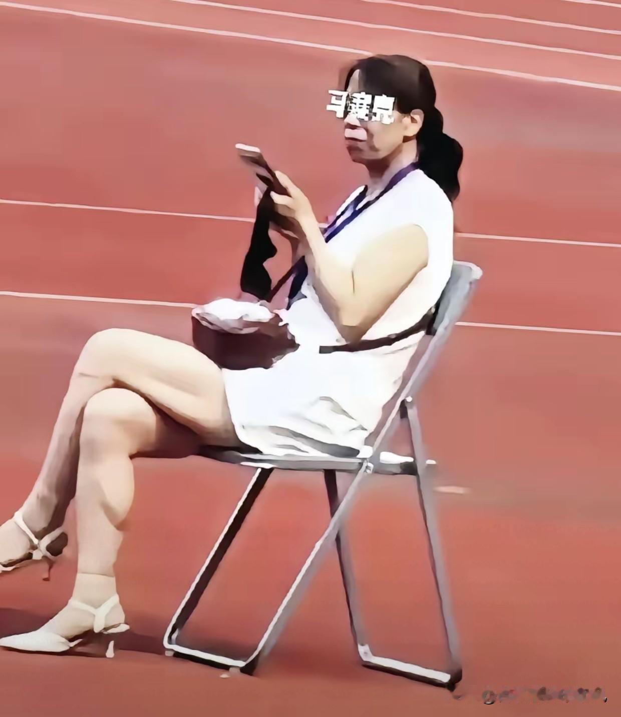 不用为她狡辩！甘肃平凉奏国歌事件的当事女子，不是残疾人，不聋不瞎也不哑，而是实实