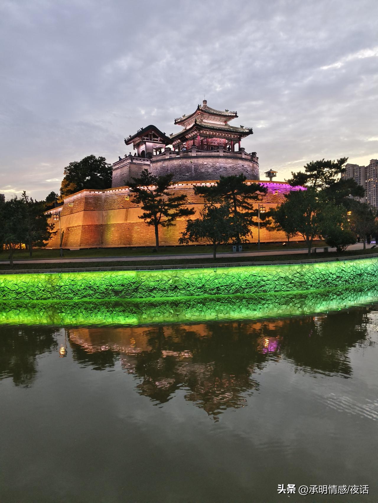 夜幕下的古塔，灯火辉煌，倒映在静谧的湖水中，美不胜收。秋景古塔 古塔日出