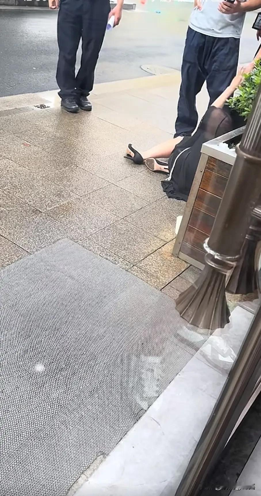 这也太不怜香惜玉了