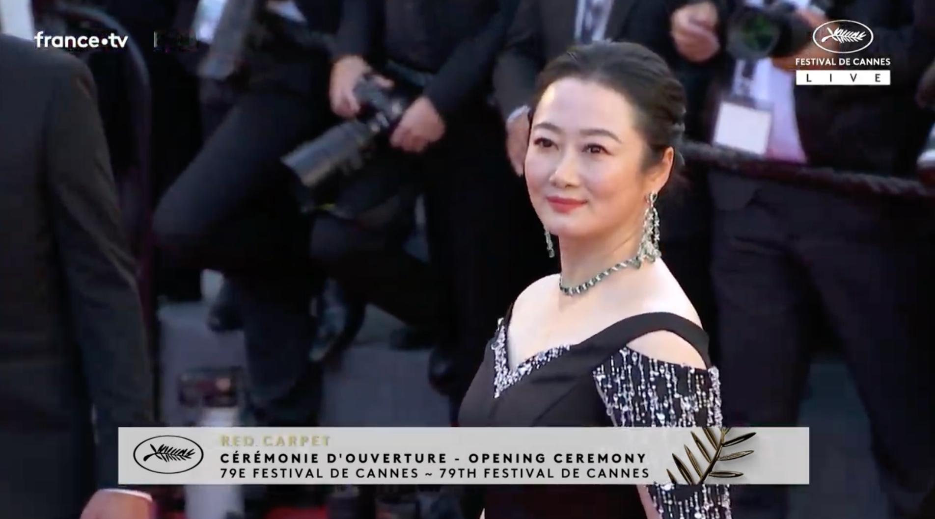 2026戛纳电影节开幕红毯赵涛亮相红毯。官方介绍她主演贾樟柯导演的作品多次入围主