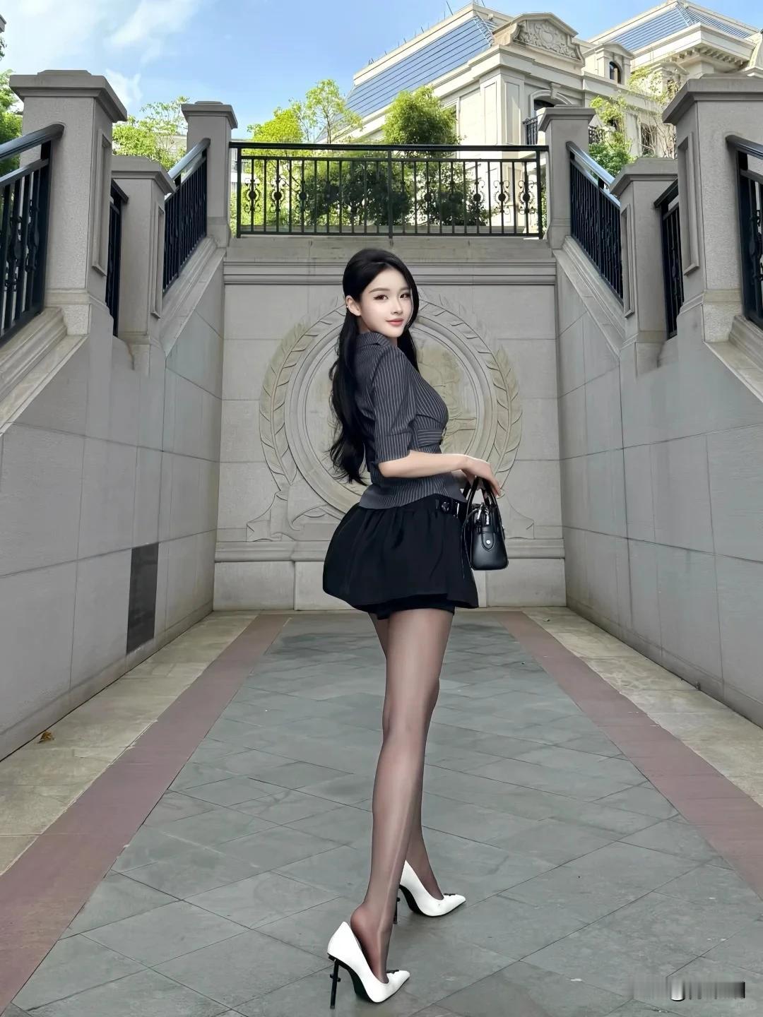 黛发垂肩影娉婷，
阶前移步踏光行。
黑丝衬出纤纤腿，
一笑嫣然百媚生。