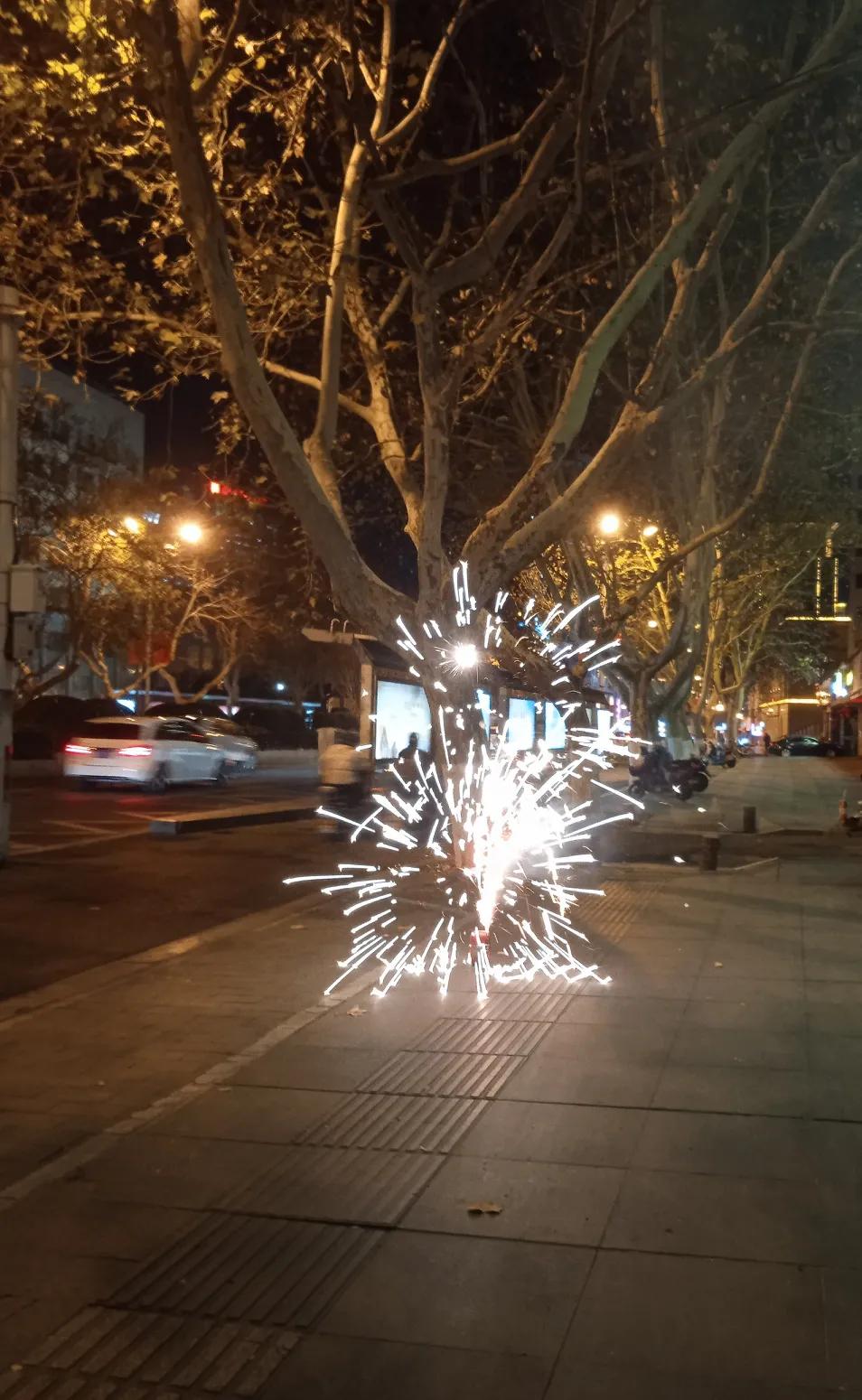 爆竹声中一岁除，春风送暖入屠苏。

千门万户曈曈日，总把新桃换旧符。

把王安石