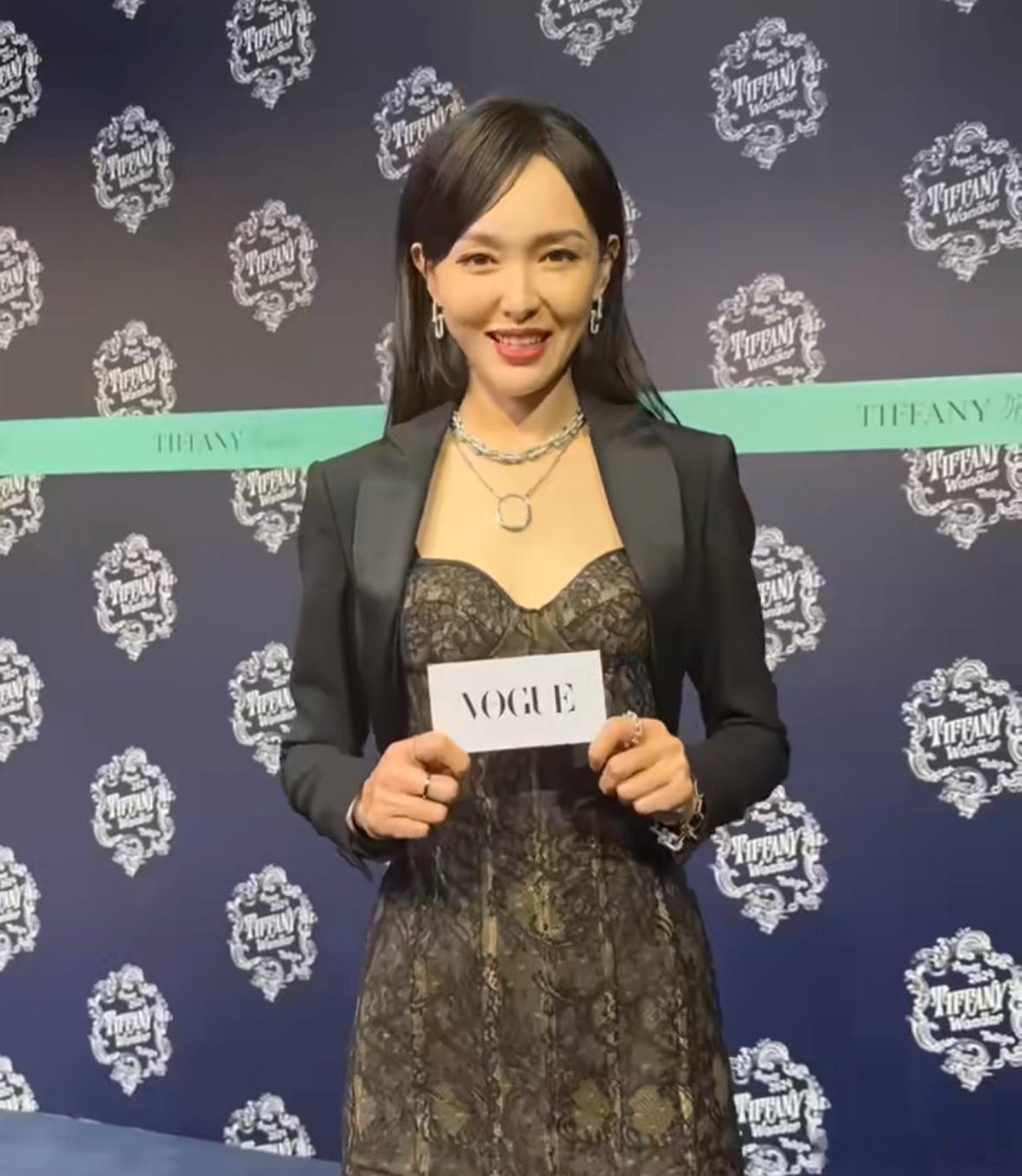 #唐嫣 高定配高珠# 虽然穿得一般，但是我糖姨要继刘亦菲、赵丽颖之后！拥有真高珠