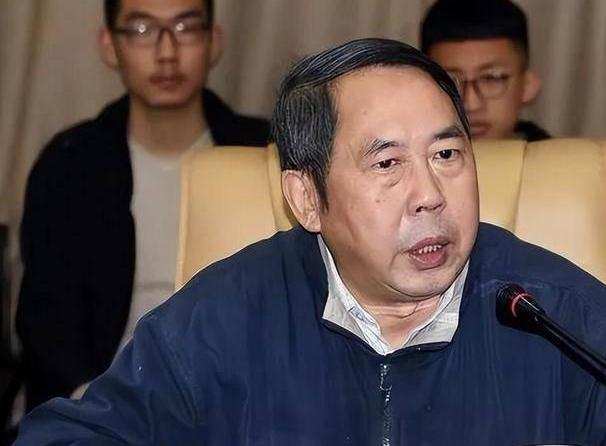 中国现在向美国投降还来得及！再晚就要‘跪着’了，”7年前，中美贸易战正酣，一位名