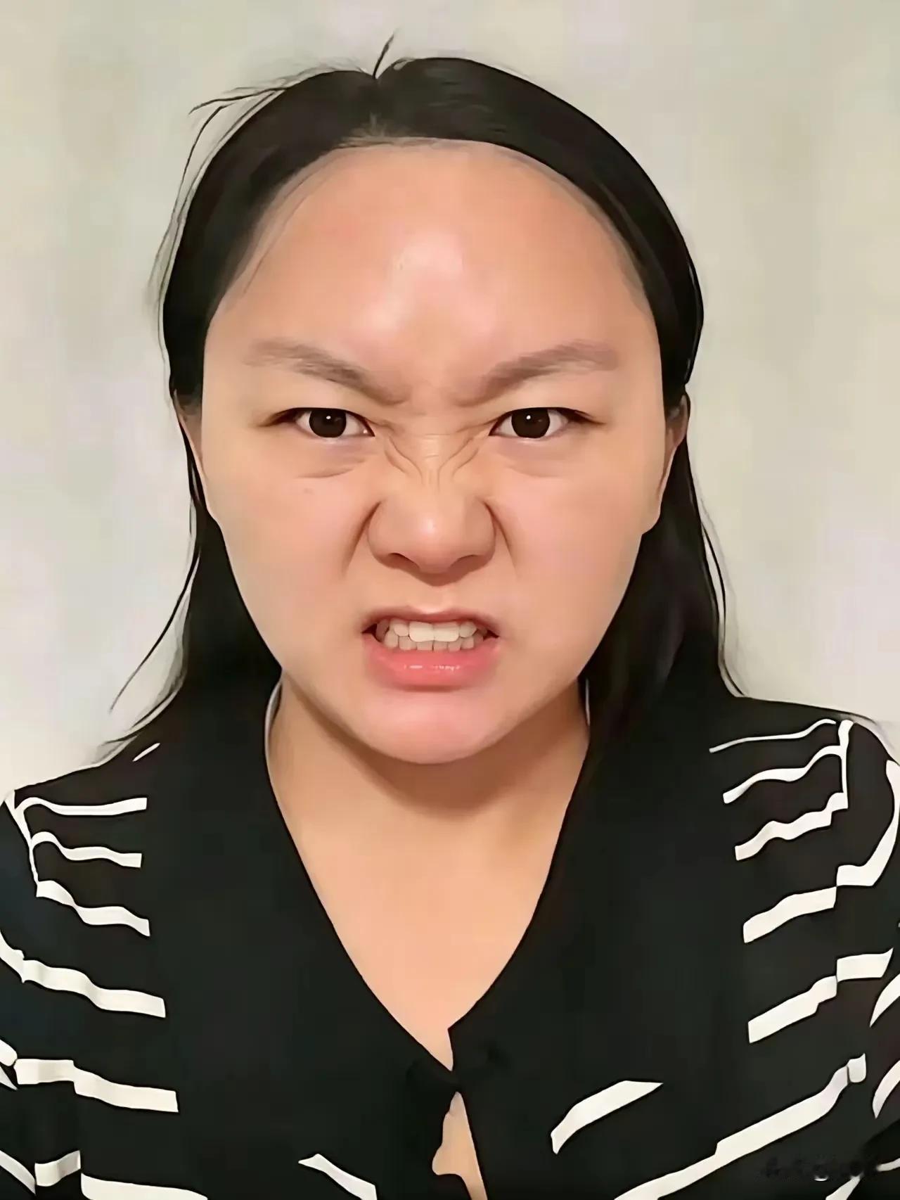 额头过分宽大，除了显得年老，更有一种令人生寒的戾气！而那个欺凌同事的杨某某便是这