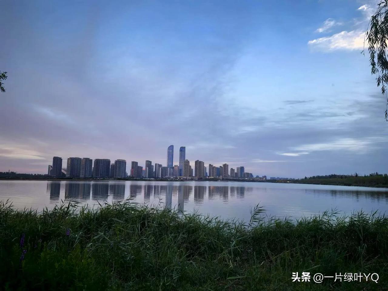 上联：云漫平湖翠
下联：风吹碧海蓝
 
云朵悠然漫过草原的小小湖泊，湖水青翠温润