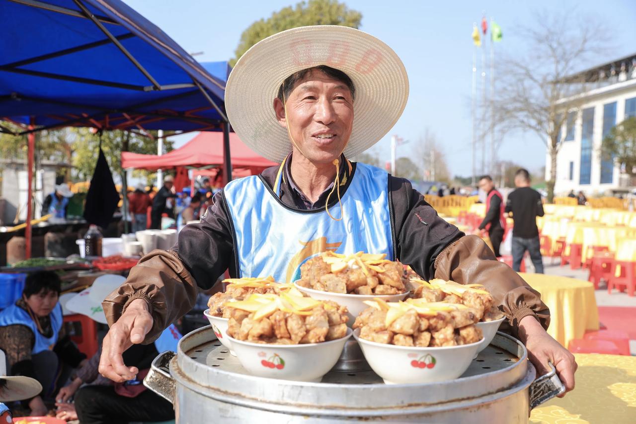 3月20日晚，衡阳县西渡镇梅花村上演百桌千人宴，地道乡村美食香气四溢，让味蕾狂欢