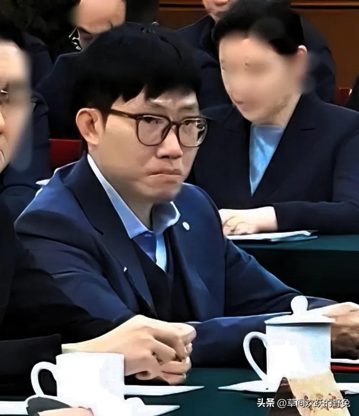 打开短视频平台，满屏都是声讨梁文锋赔血汗钱的。

散户这次是真的红了眼。

幻方