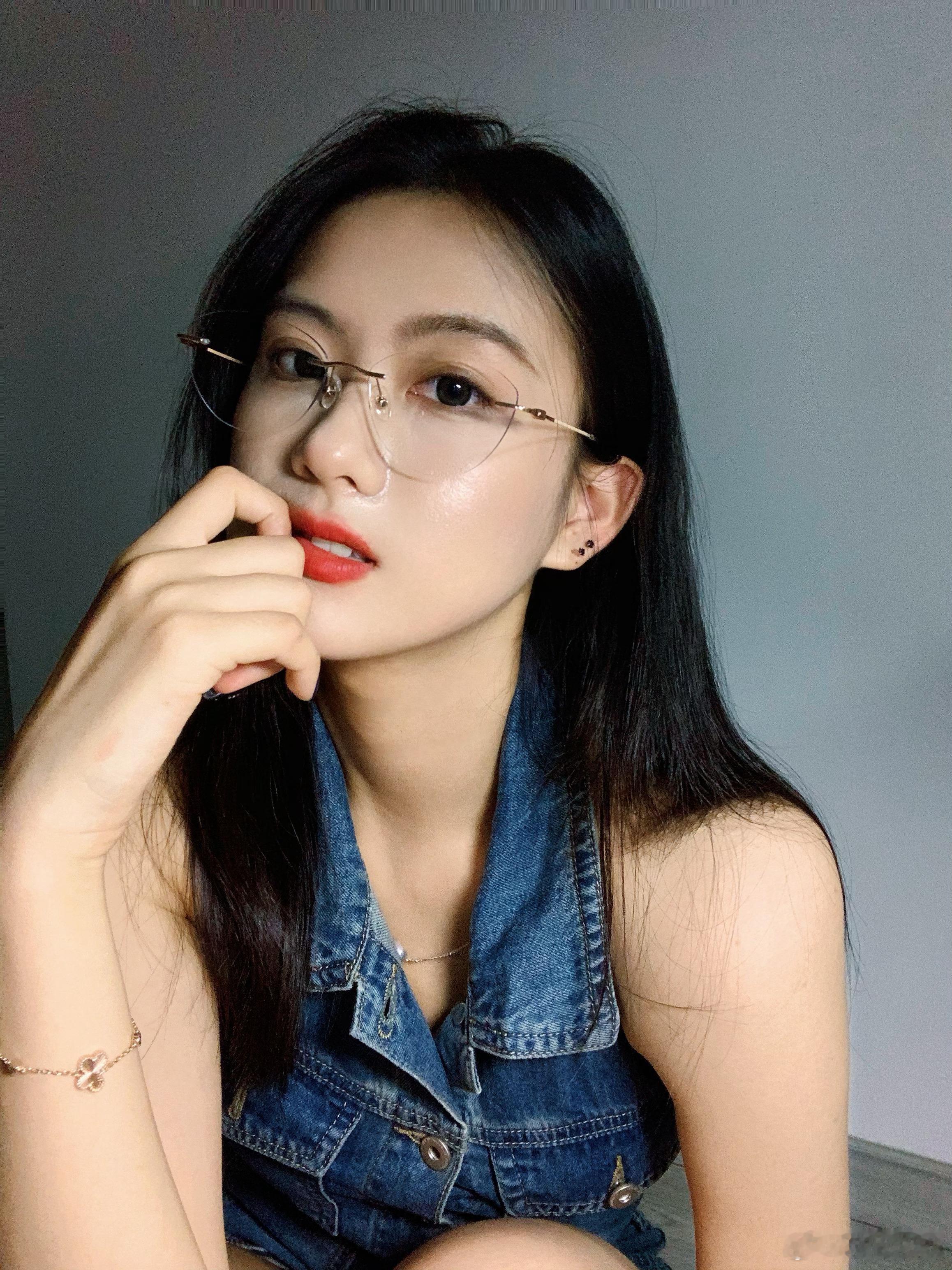 感觉自己有点帅哈哈哈哈哈 ​​​