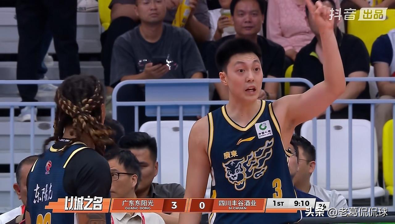 广东东阳光球星胡明轩真是不会投篮了！在今天广东东阳光主场以93：51大胜四川丰谷