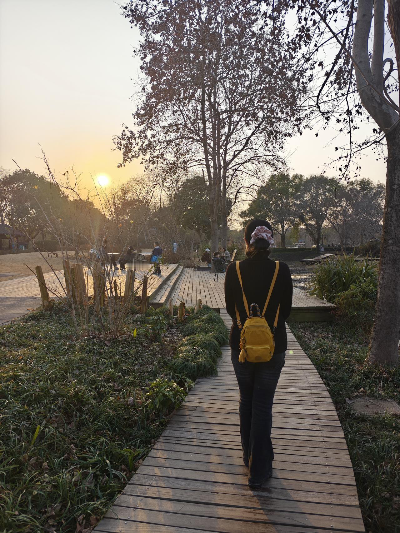 杭州双休日去往西湖的方向主打一个热闹和拥堵，我改变骑行路线，趁着天气晴朗阳光明媚