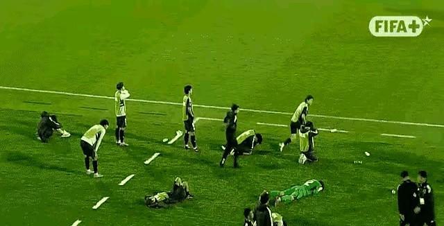 日本U20没输法国，压根没碰上。
谣言一出，懂球的都笑，不懂的转得欢。
他们跑得