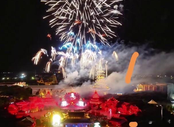 今年国庆期间，荆州方特的“国风潮玩节”火了。国风巡游、主题花宴轮番登场，而刷屏短