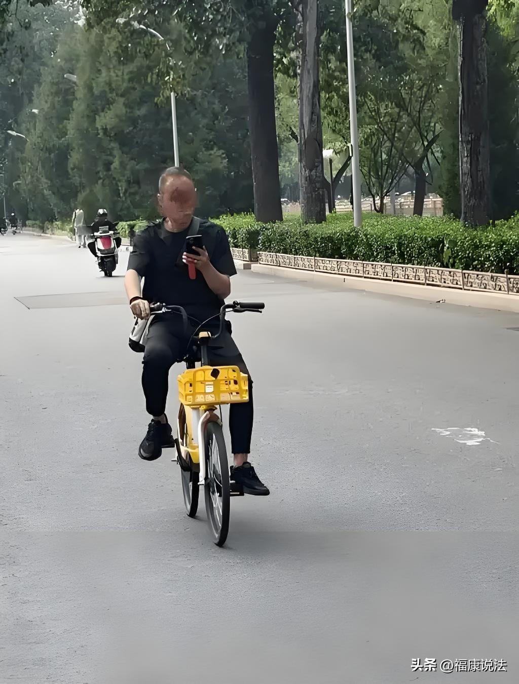 北京，男子骑电动自行车撞上路边翘起的排水沟盖板，摔成植物人，家属起诉路政养护公司