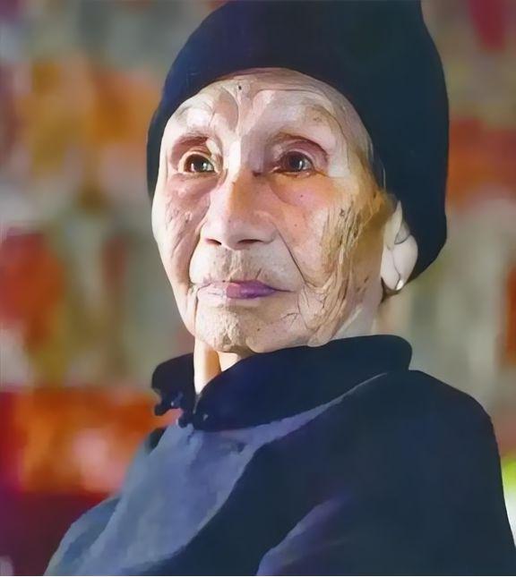 1941年，14岁的黄有良被10几个鬼子，扒光了衣服乱摸，姑娘拼了命反抗，把鬼子