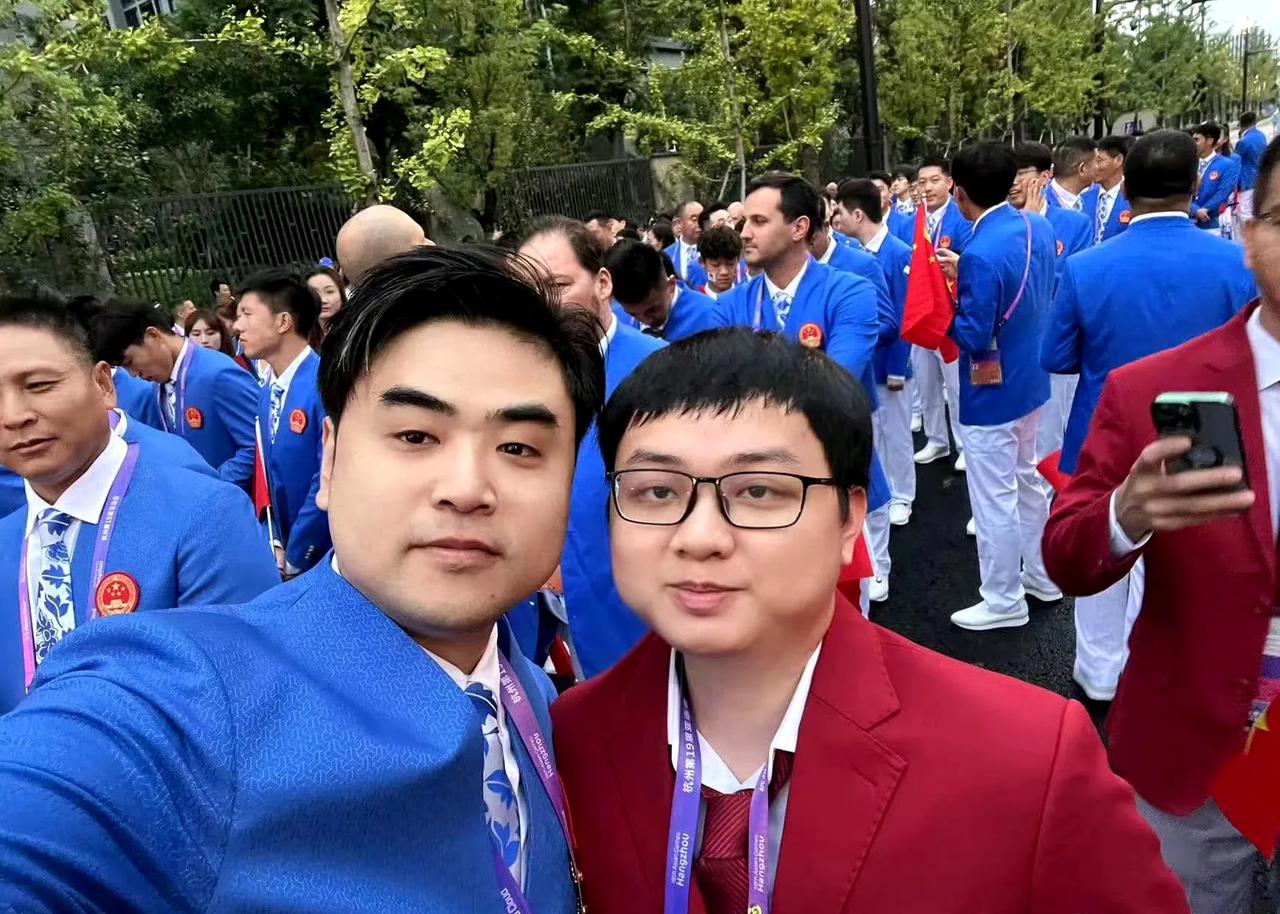 朱开跟Bin与曾经LPL打野选手SofM合照，EDG会不会在明年引进SofM呢？