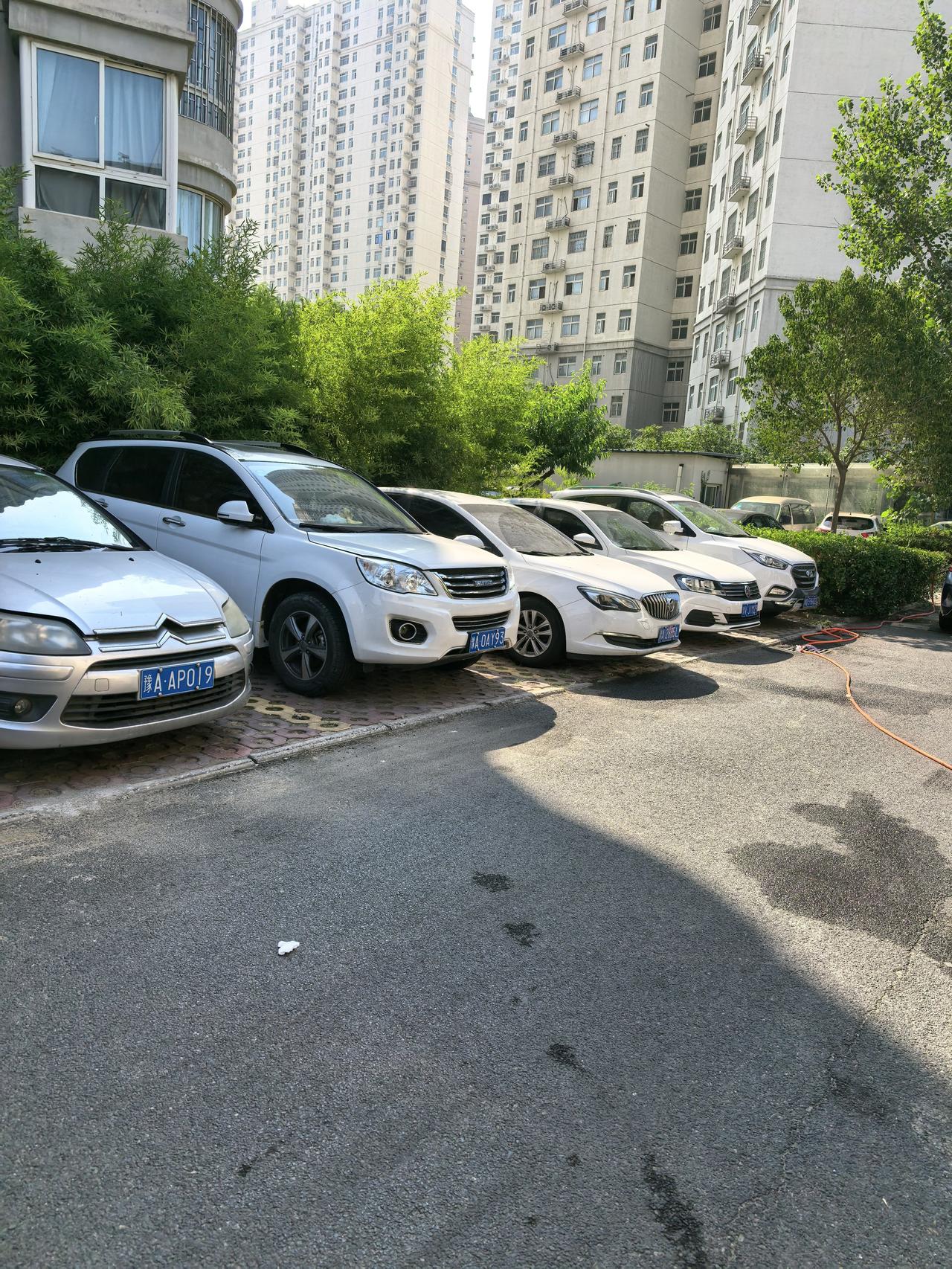 现在大家都不上班了吗？还是都上班不开车了，还是买车为了占位？
         