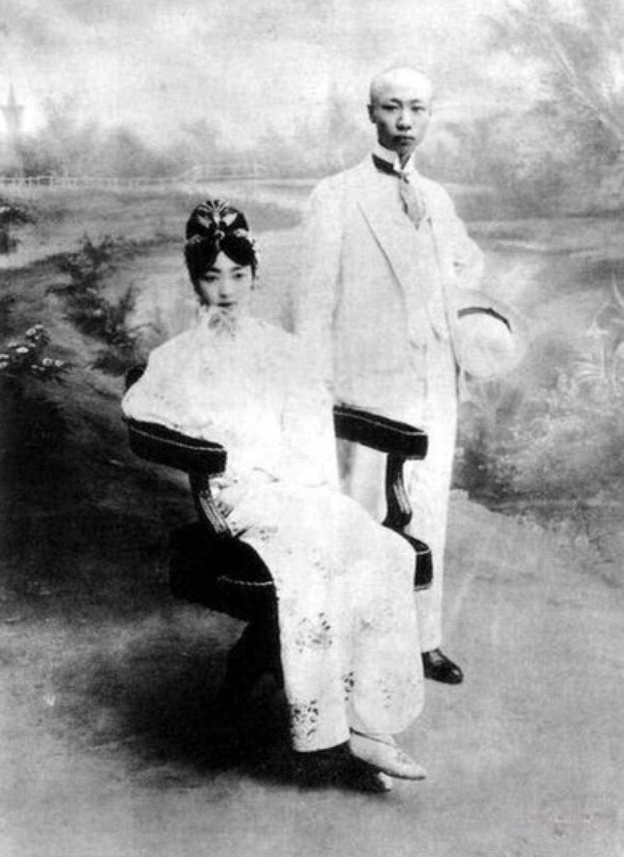 你敢信这是末代帝后的正式合影？既没龙袍也没凤冠。这是1922年溥仪婉容大婚后，在