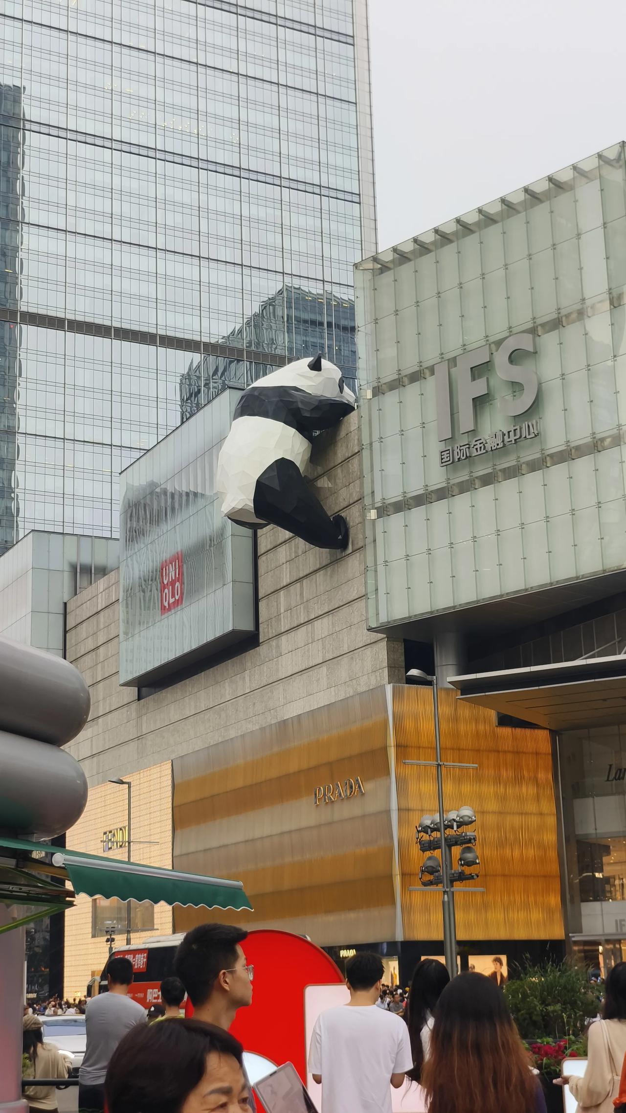 来成都玩了几天，发现成都虽然楼都不太高，但是整体城建还是很不错的，人很多，很繁荣