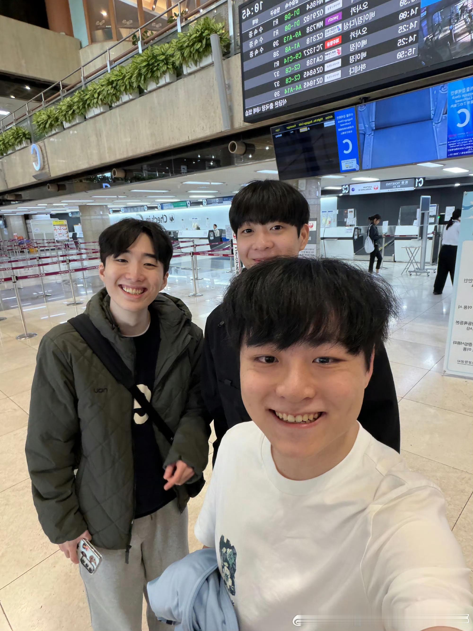 Showmaker和Ghost、Lucid一起来上海看八强的比赛啦[打call]