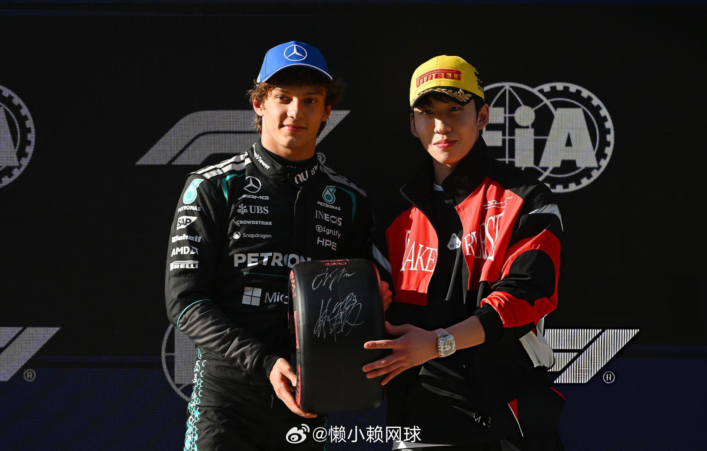 林孝埈为安东内利颁奖林孝埈为F1历史上最年轻的杆位得主安东内利颁奖！林孝埈为安东