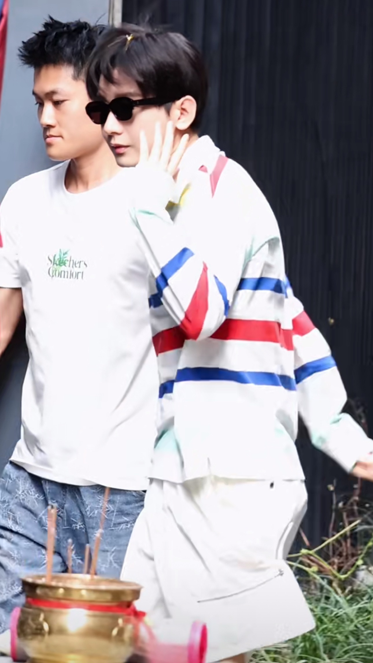 哇哦 哥哥今天穿的衣服是生日vlog那件，要去重新看哥哥给我们拍的vlog了[流