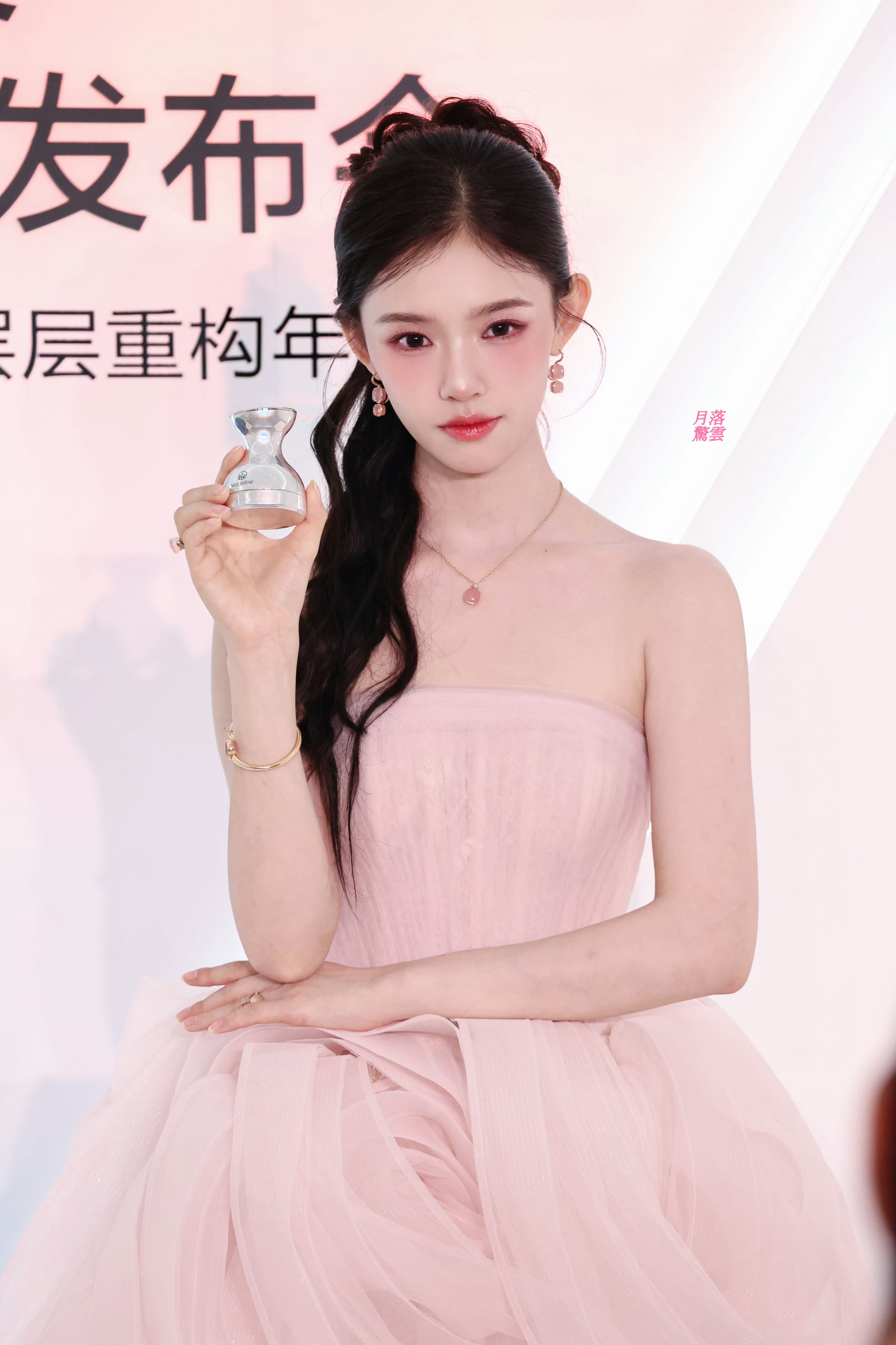 林允 x 粉色抹胸短裙·美到失语