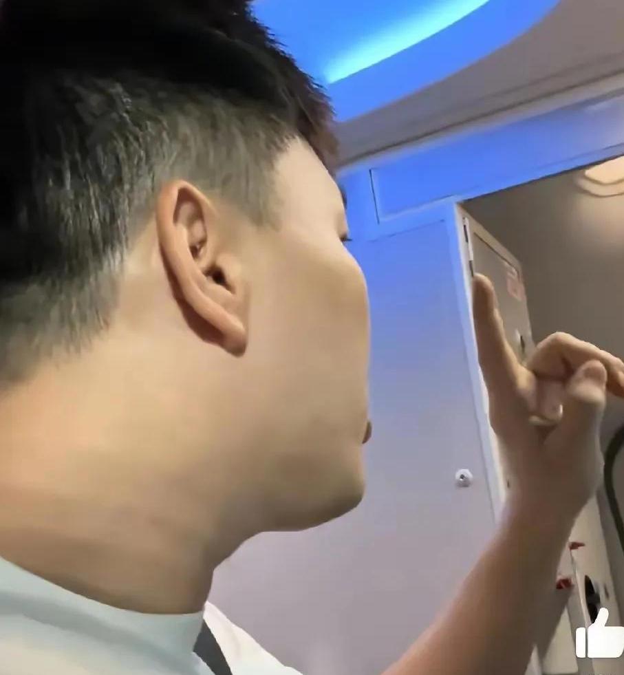 那个新疆小伙在登机口质问乘务长的事，其实戳中了很多人早就想说的话。五个多小时的航
