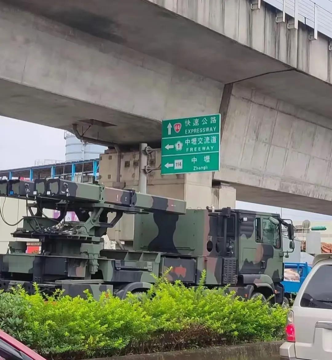 台军的陆剑-防空导弹发射车就这么大摇大摆、似无警戒地在嘈杂、拥挤的街头机动，貌似