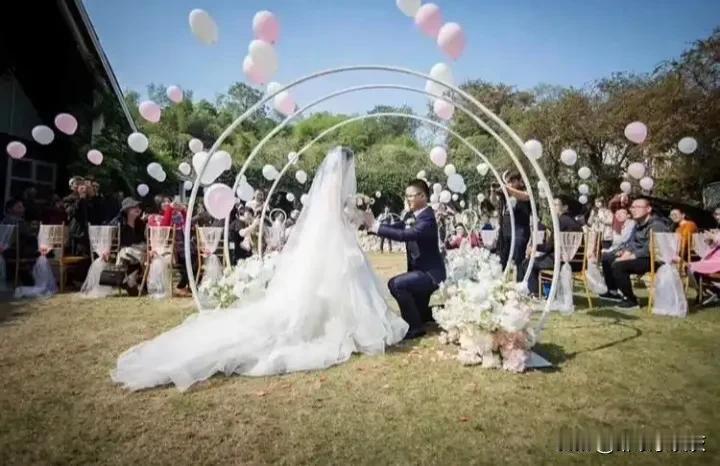 同事家里有一儿一女，大学毕业工作几年了，两个孩子年龄相差不大，都到了适婚年龄。