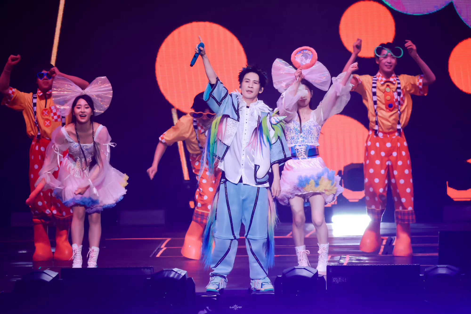 #大张伟深圳演唱会#·#大张伟演唱会又续上了# “一个NICE”的快乐又“续”上
