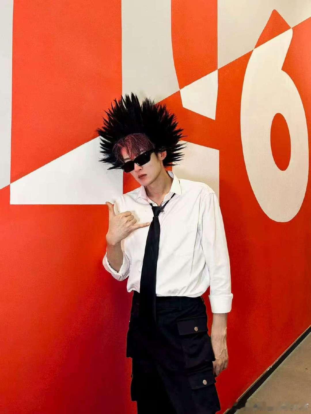 《你好星期六》的 cos 惩罚太会整活了！抽象造型搭配嘉宾们呆萌的演绎，每帧都戳