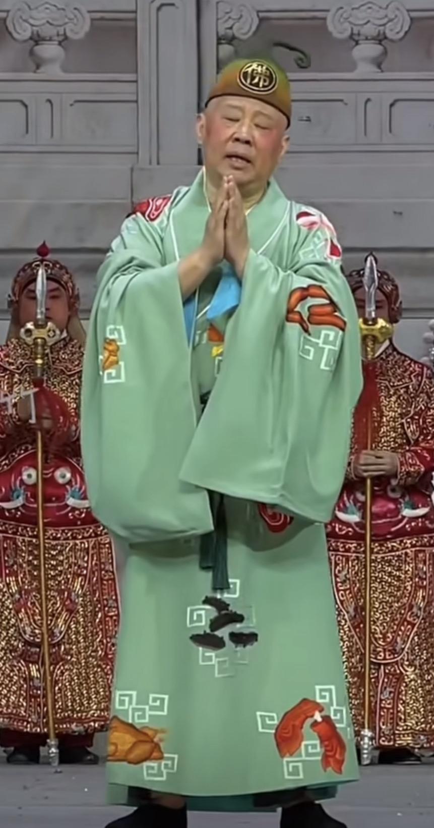 郭德纲篡改红歌被武汉立案了！

名人名气越大，责任越大，红歌底线不容忽视！郭德纲